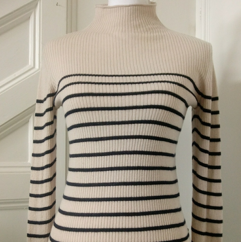 Vince 100% cashmere light sweater w/blue stripes
